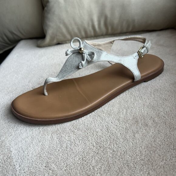 Cole Haan Findra Metallic Silver Vegan Leather Thong Flat Sandals Women 9 B Bow - Picture 2 of 13